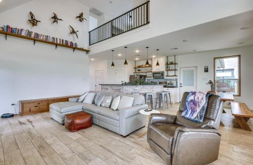 Bryan Maison | Modern Bryan Farmhouse on 1 Acre with Hot Tub!