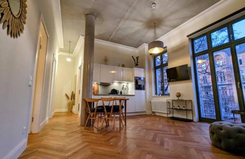 Friedrichshain-Kreuzberg Appartement | Modern building with vertical garden & 2 bedrooms