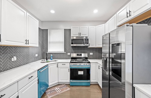 South Chicago Maison | Modern Bungalow near the beach! 20 minutes to downtown!