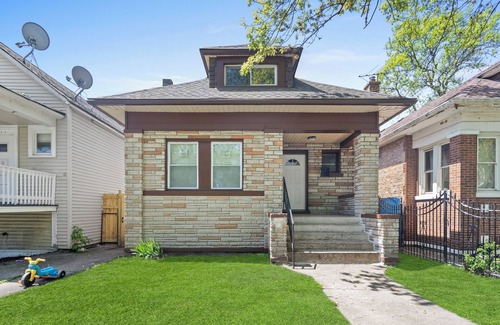 South Chicago Maison | Modern Bungalow near the beach! 20 minutes to downtown!