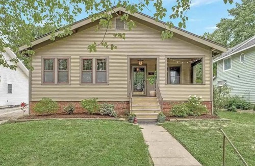 Champaign Maison | Modern Bungalow: spacious 3BR home near downtown Champaign & campus