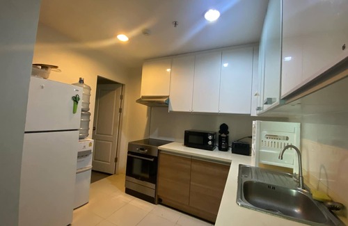 Huai Khwang Copropriété | "Modern Condo Overlooking Pool – Perfect for Relaxation"