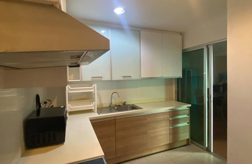 Huai Khwang Copropriété | "Modern Condo Overlooking Pool – Perfect for Relaxation"