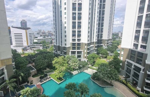 Huai Khwang Copropriété | "Modern Condo Overlooking Pool – Perfect for Relaxation"