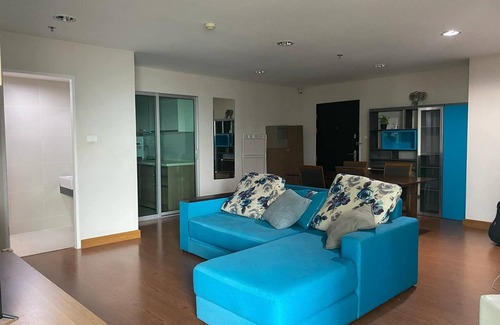 Huai Khwang Copropriété | "Modern Condo Overlooking Pool – Perfect for Relaxation"