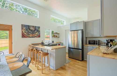 Saugerties Maison | Saugerties Cabin close to HITS with a Hot Tub 3BR