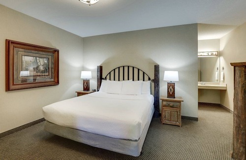 Johnston Hôtel | Modern Cabin Vibes, Complimentary Breakfast & Whirlpool Suites Available