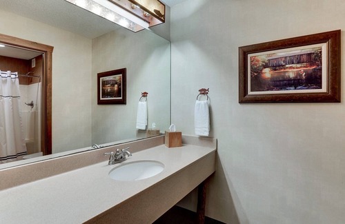 Johnston Hôtel | Modern Cabin Vibes, Complimentary Breakfast & Whirlpool Suites Available