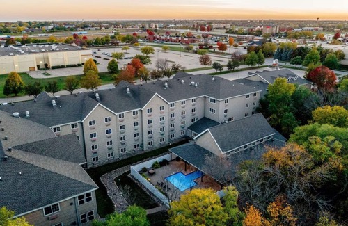Johnston Hôtel | Modern Cabin Vibes, Complimentary Breakfast & Whirlpool Suites Available