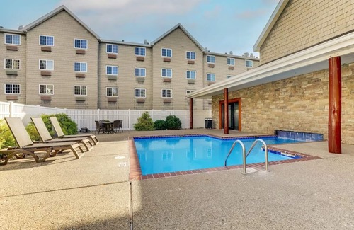 Johnston Hôtel | Modern Cabin Vibes, Complimentary Breakfast & Whirlpool Suites Available