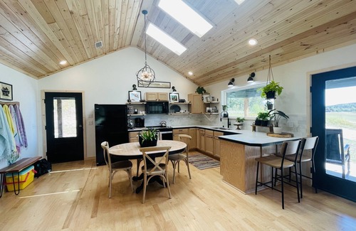 Mountain View Cabine | Modern Cabin w/Pool and Hot Tub!
