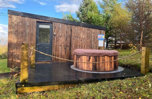 Breakish Cabine | Modern cabin with stunning views & private hot tub
