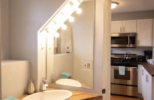 Lakeview Appartement | Modern Carriage House with Garage