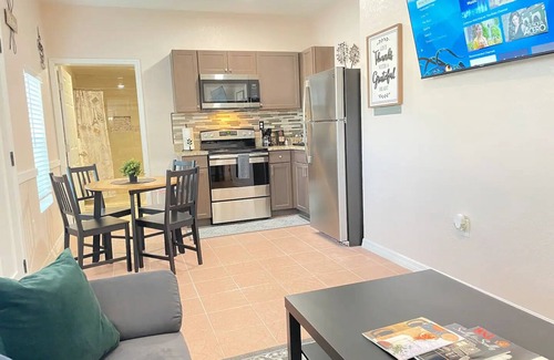 Southeast Tampa Appartement | Modern Casita near Amalie Arena, Ybor City, and Downtown