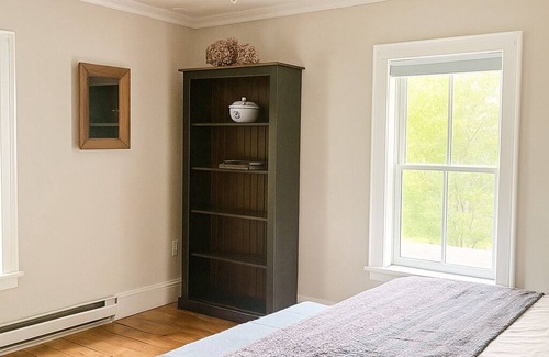 Delhi Autre | Modern Catskills Farmhouse w/Private Ponds & Views on 120+ acres, WiFi, AC