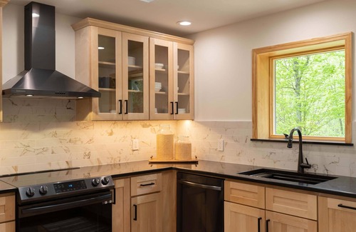 Cairo Maison | Modern Catskills Retreat with Creek & Fire Pit
