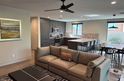 Cave Creek Maison | Modern Cave Creek Home 2 Min Walk to Town Center with Garage!
