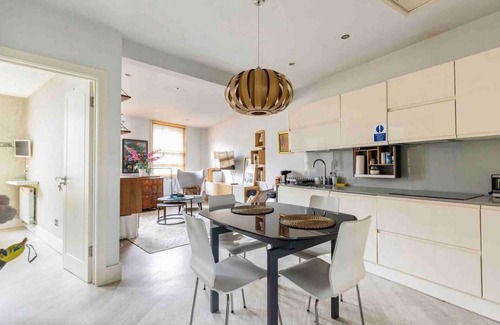 Vincent Square Maison | Modern Central 3-BRs house with 3 Bths 2 HotTube