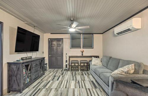 Central Appartement | Modern Central Apartment with BBQ Patio and Yard!