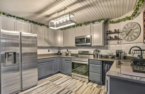 Central Appartement | Modern Central Apartment with BBQ Patio and Yard!