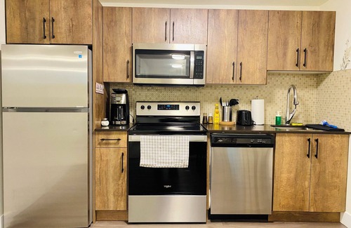 Jasper Place Maison | *Modern*Central Location*Cozy Guest Suite*Sleep 4