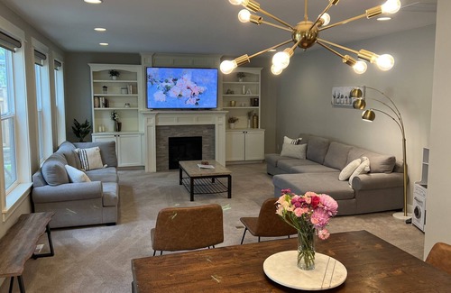 Gig Harbor Maison | Modern centrally located family friendly home.
