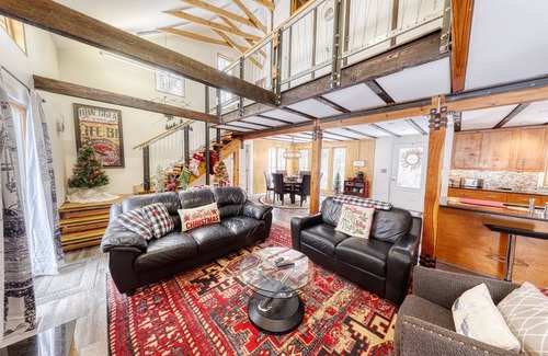 Ellicottville Chalet De Ski | Modern Chalet, 2 Acre lot, HOT TUB and NEW OUTDOOR FIREPIT