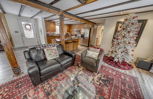 Ellicottville Chalet De Ski | Modern Chalet, 2 Acre lot, HOT TUB and NEW OUTDOOR FIREPIT