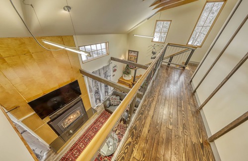 Ellicottville Chalet De Ski | Modern Chalet, 2 Acre lot, HOT TUB and NEW OUTDOOR FIREPIT