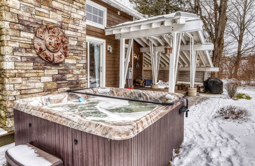 Ellicottville Chalet De Ski | Modern Chalet, 2 Acre lot, HOT TUB and NEW OUTDOOR FIREPIT