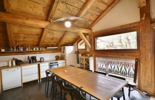 Morzine Appartement | Modern chalet for 10 near slopes with parking and WIFI