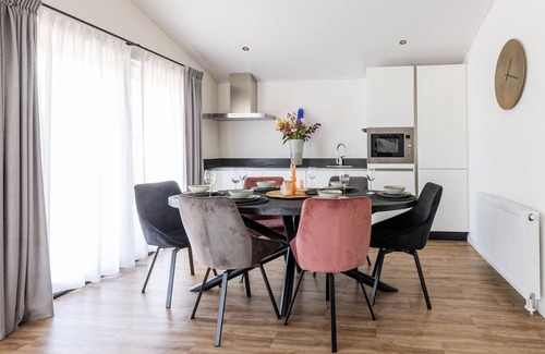 Municipality of Veldhoven Chalet De Ski | Chalet moderno sobre el agua en Brabant Kempen