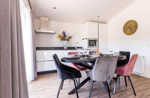 Municipality of Veldhoven Chalet De Ski | Chalet moderno sobre el agua en Brabant Kempen