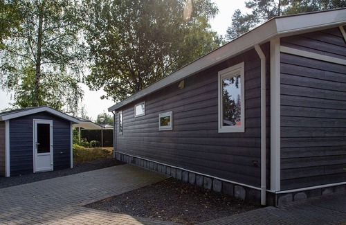 Municipality of Rhenen Cottage | Chalet moderne avec terrasse couverte à la campagne