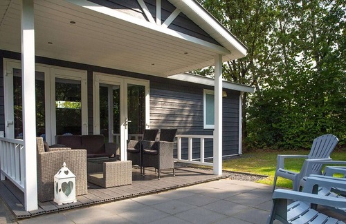 Municipality of Rhenen Cottage | Chalet moderne avec terrasse couverte à la campagne