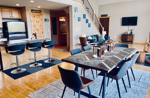 Mayfield Maison | Modern Chalet with Lake Views in Marina Area