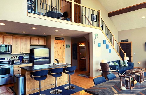 Mayfield Maison | Modern Chalet with Lake Views in Marina Area