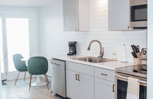 Clayton Copropriété | Modern Chic 1-BR Unit in the Cottages on James