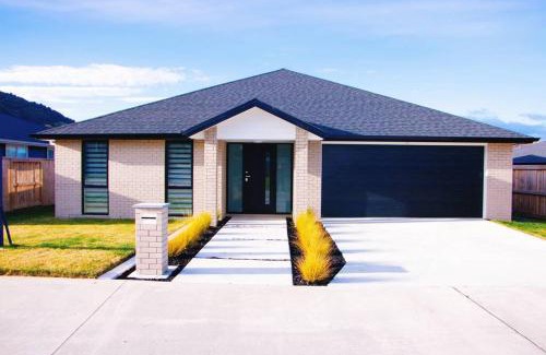 Pukehangi Maison | Modern Chic - Ideal Location - 5 Bedrooms - In Rotorua