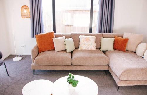 Pukehangi Maison | Modern Chic - Ideal Location - 5 Bedrooms - In Rotorua