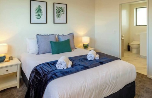 Upper Riccarton Maison | Modern Chic Retreat 2 Bed, 2 Bath: Riccarton