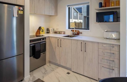Upper Riccarton Maison | Modern Chic Retreat 2 Bed, 2 Bath: Riccarton