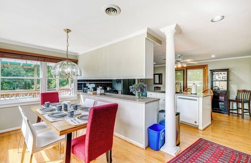 Clarence Appartement | Modern Clarence Home on Main Street!