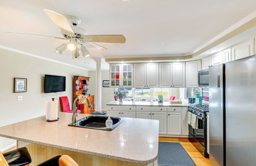 Clarence Appartement | Modern Clarence Home on Main Street!