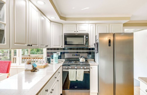 Clarence Appartement | Modern Clarence Home on Main Street!