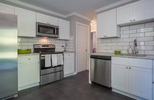 Stockade Historic District Maison | Modern + Clean Mid Century Ranch