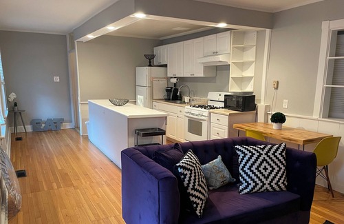 Kenwood Maison | Modern Coach House 2BR/1BA/Den in Hyde Park/ Kenwood, walk to U of C & Lakefront