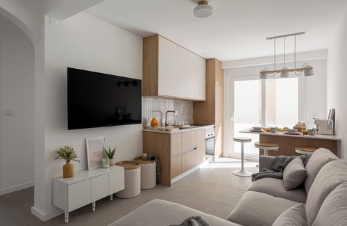 Seixal Appartement | Modern Coastal Apartment with Hot Tub