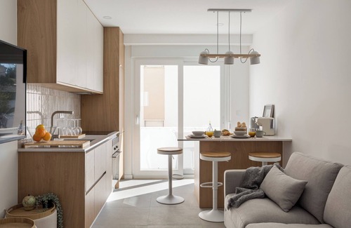 Seixal Appartement | Modern Coastal Apartment with Hot Tub