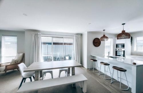 Pyes Pa Maison | Modern Coastal Retreat in Pyes Pa